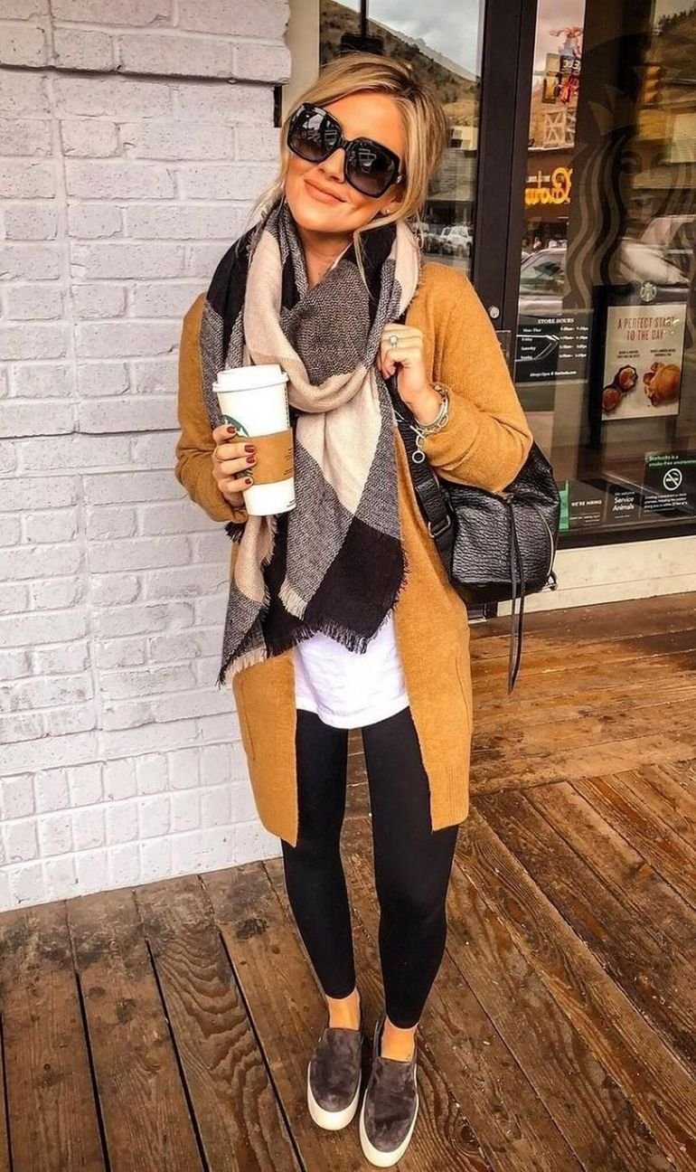 Кожаные лосины и свитер