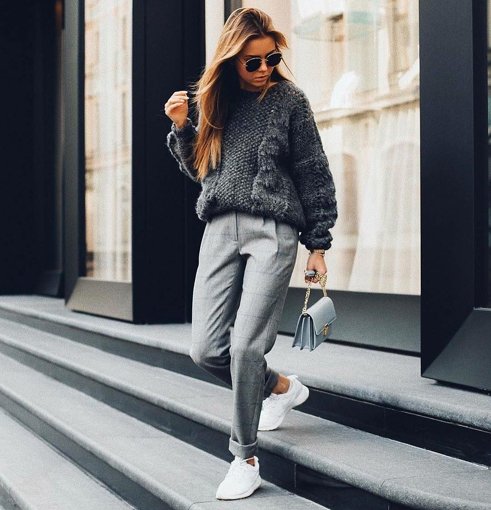 Свитер джинсы и кроссовки