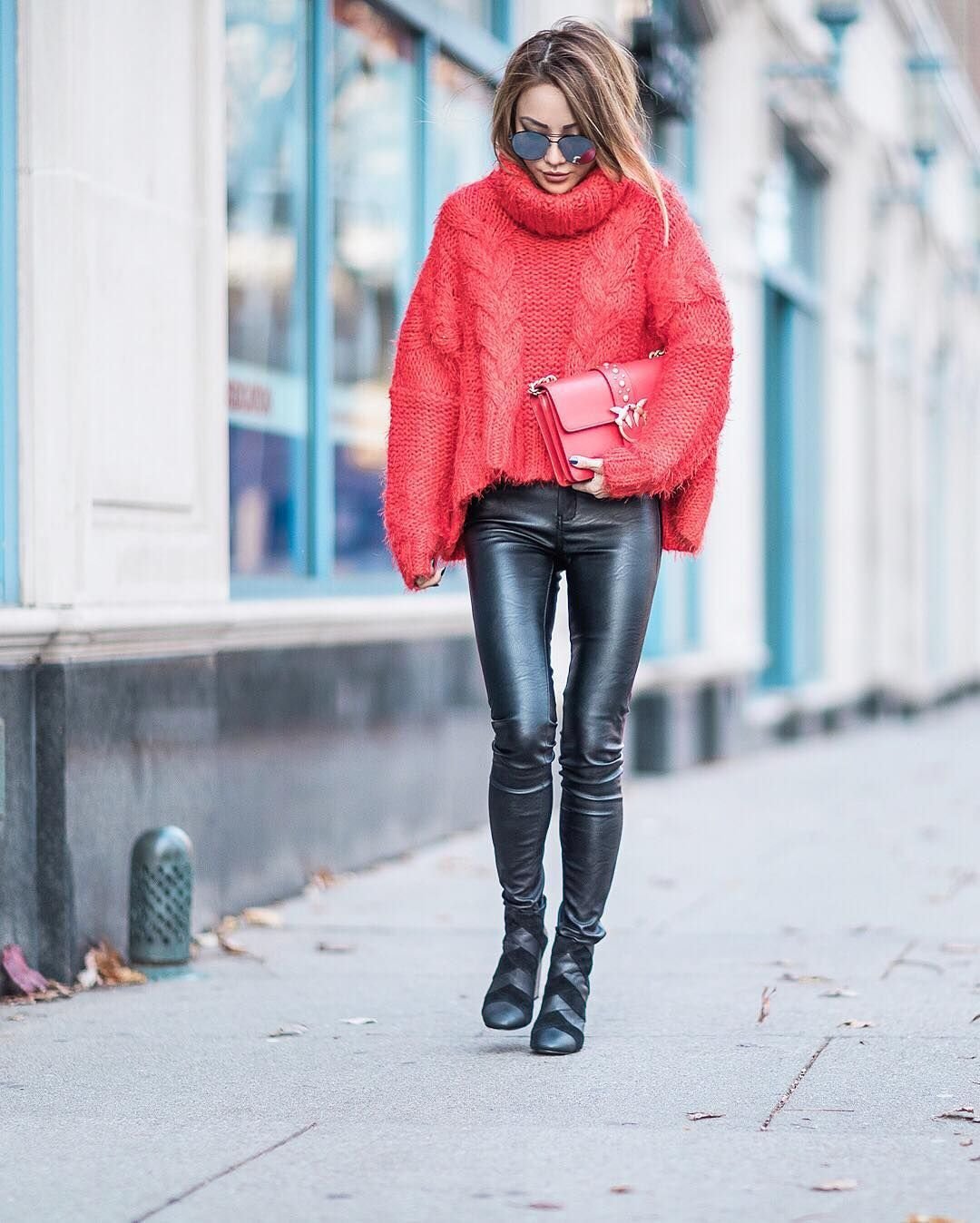 Девушка в лосинах и свитере