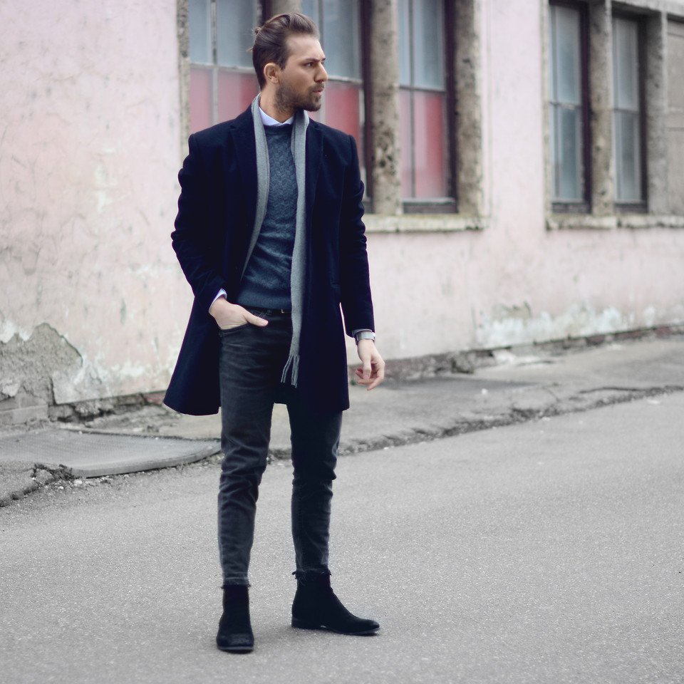 Серое пальто с коричневыми ботинками