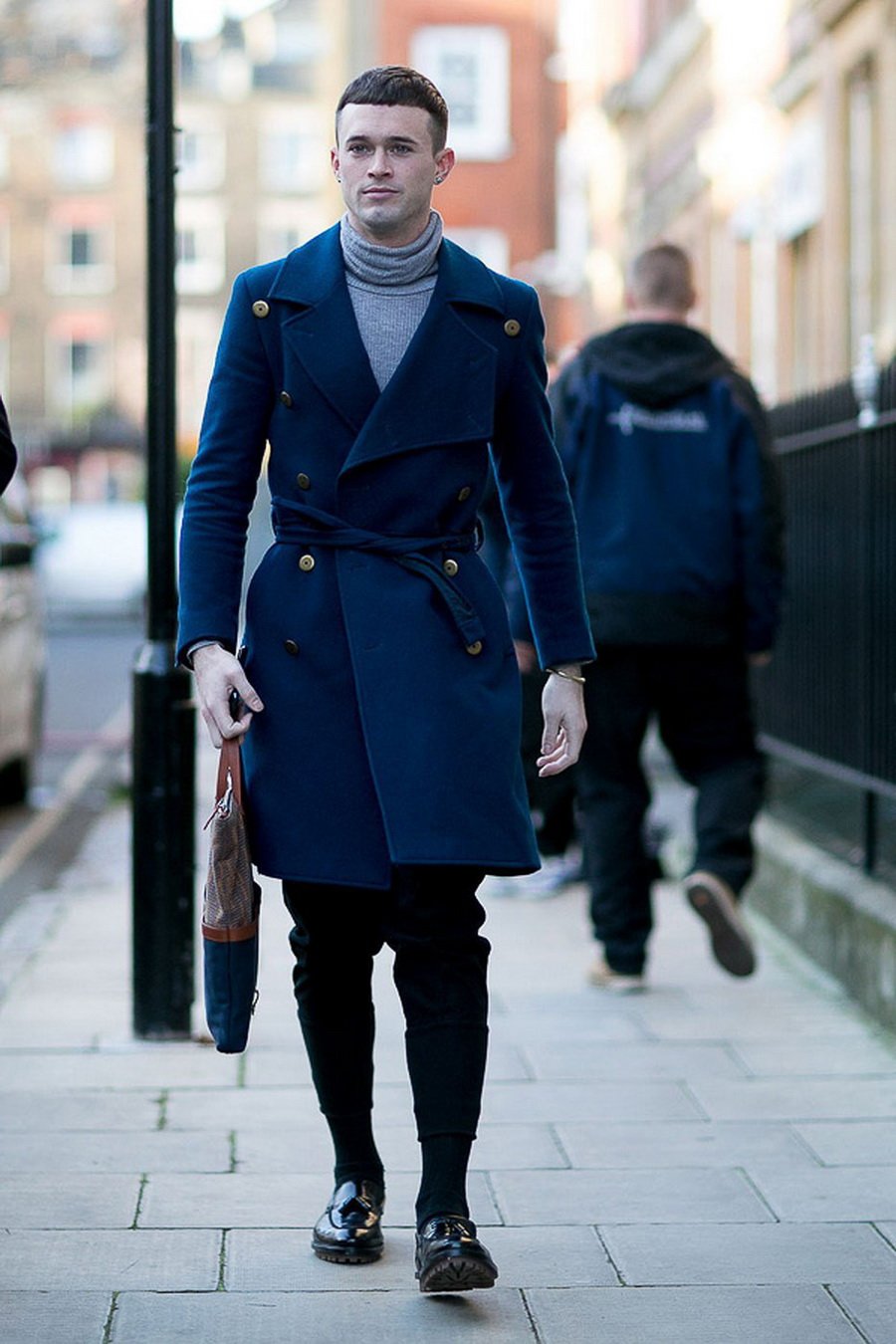 Синее пальто мужское с зеленой рубашкой