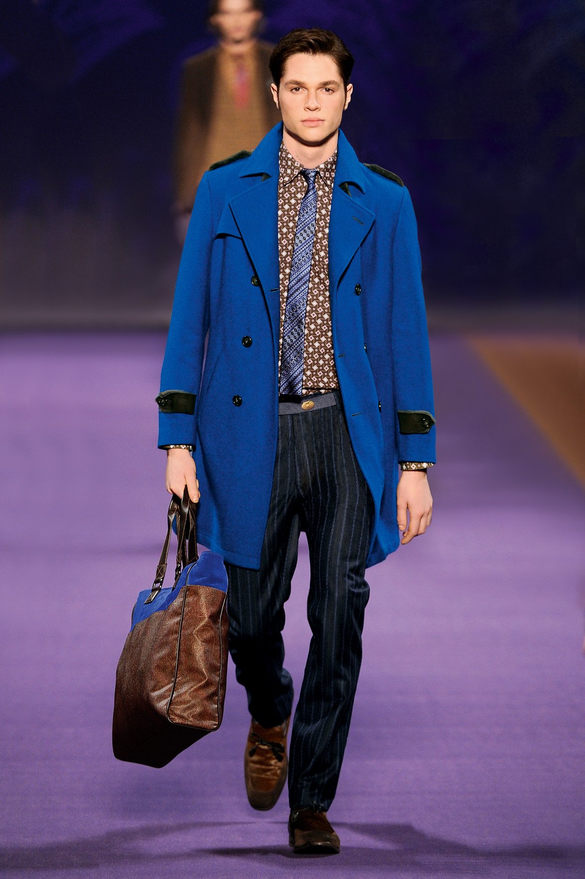 Синее мужское пальто образы