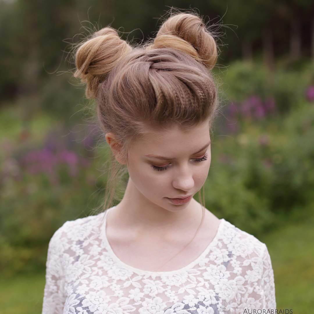 Прическа на выпускной с двумя пучками