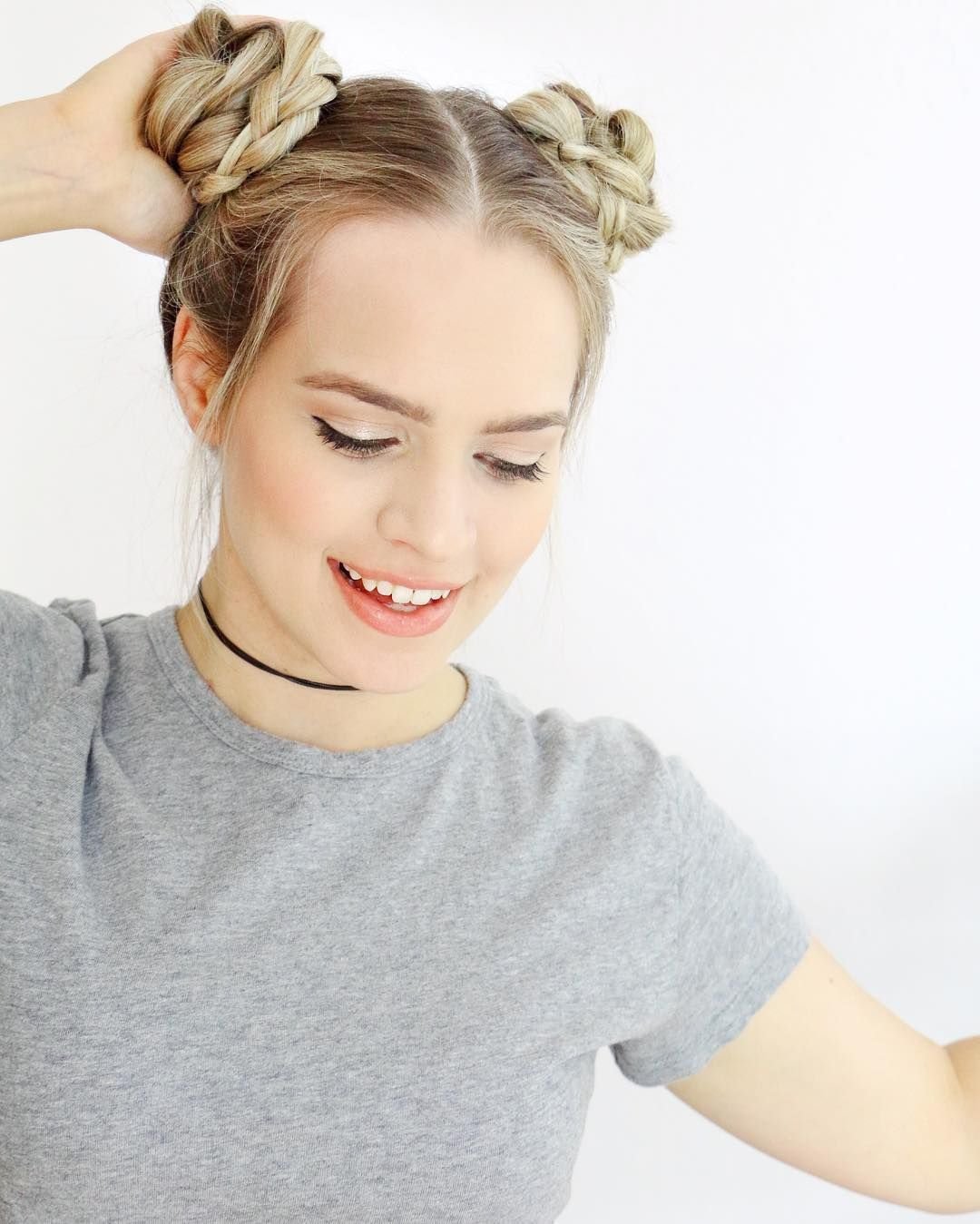 Прическа 2 шишки