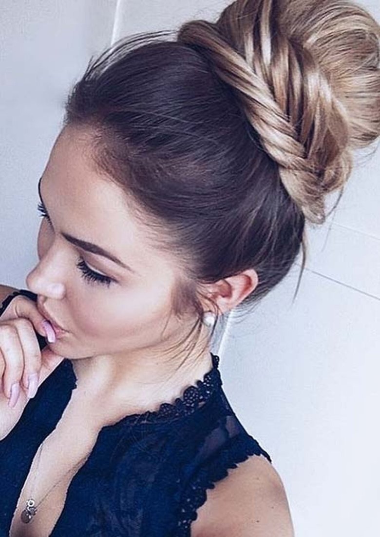 Прическа шишка с косой