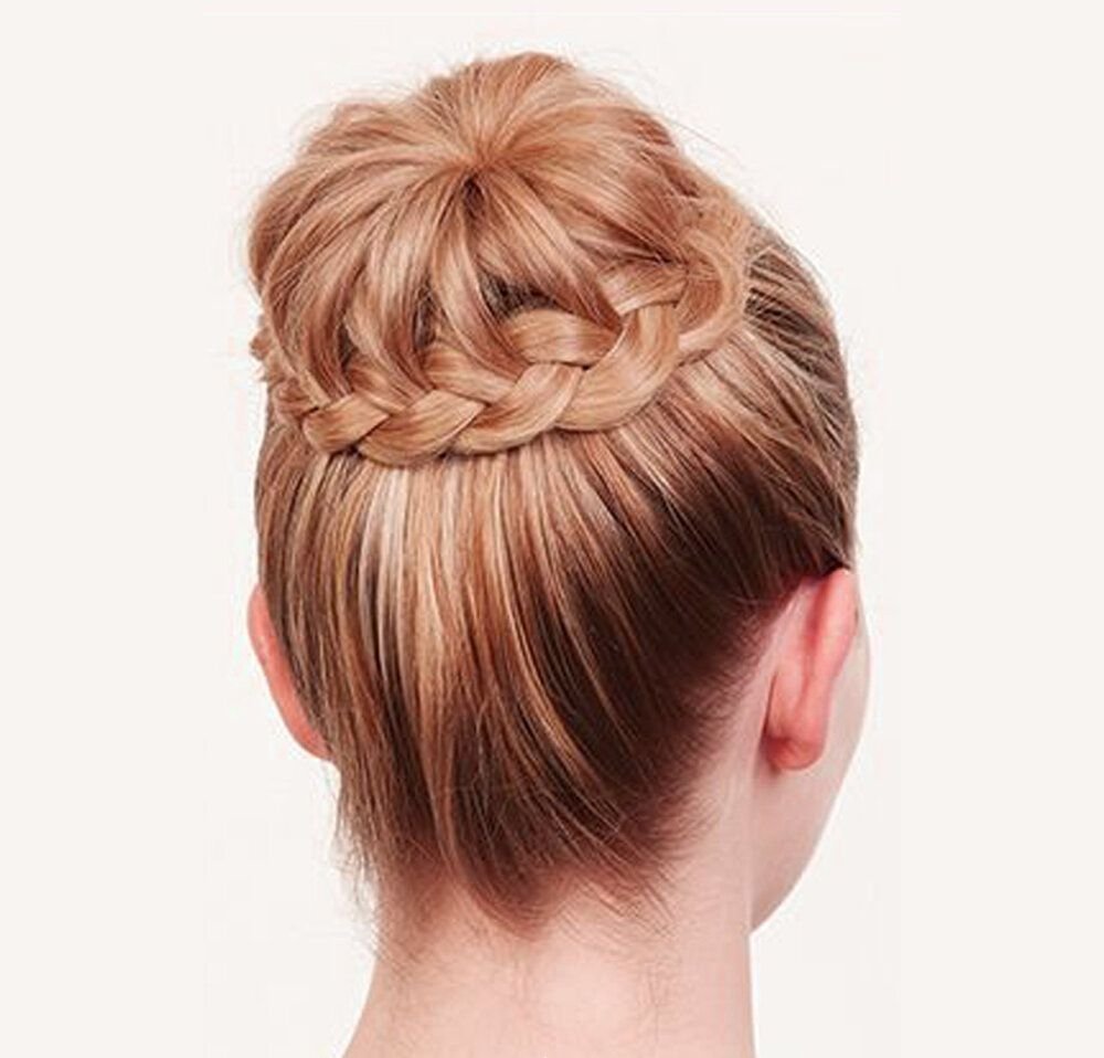 Прическа шишка с косичкой