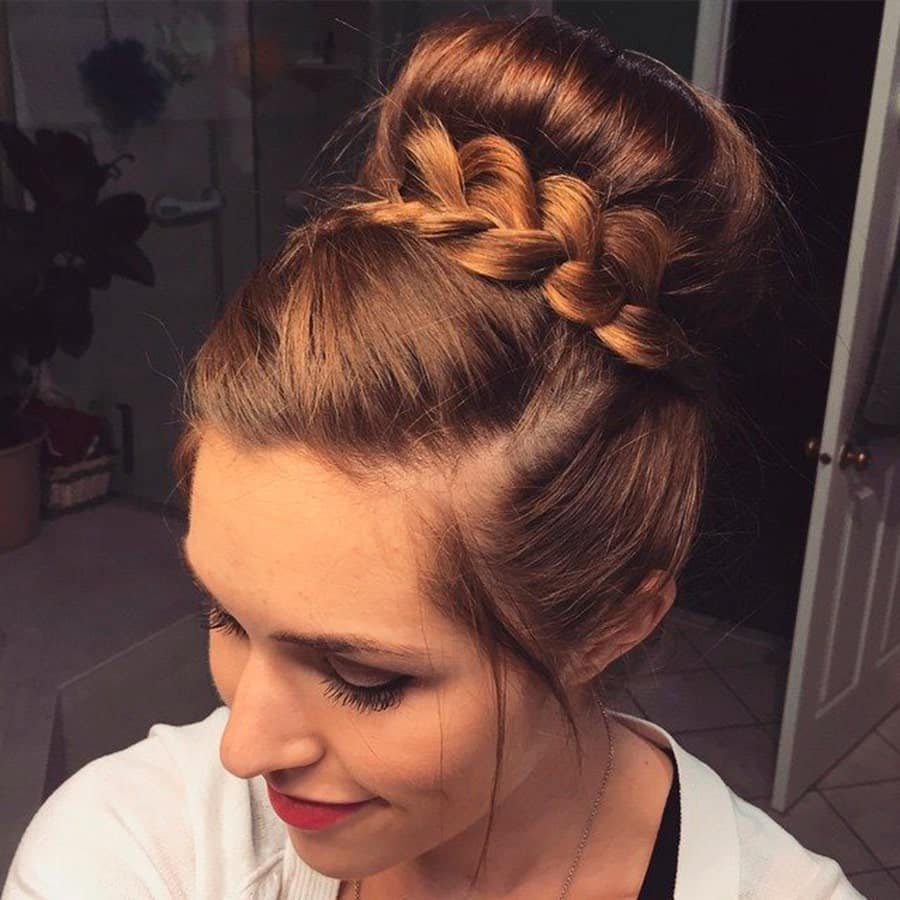 Прическа гулька с косой