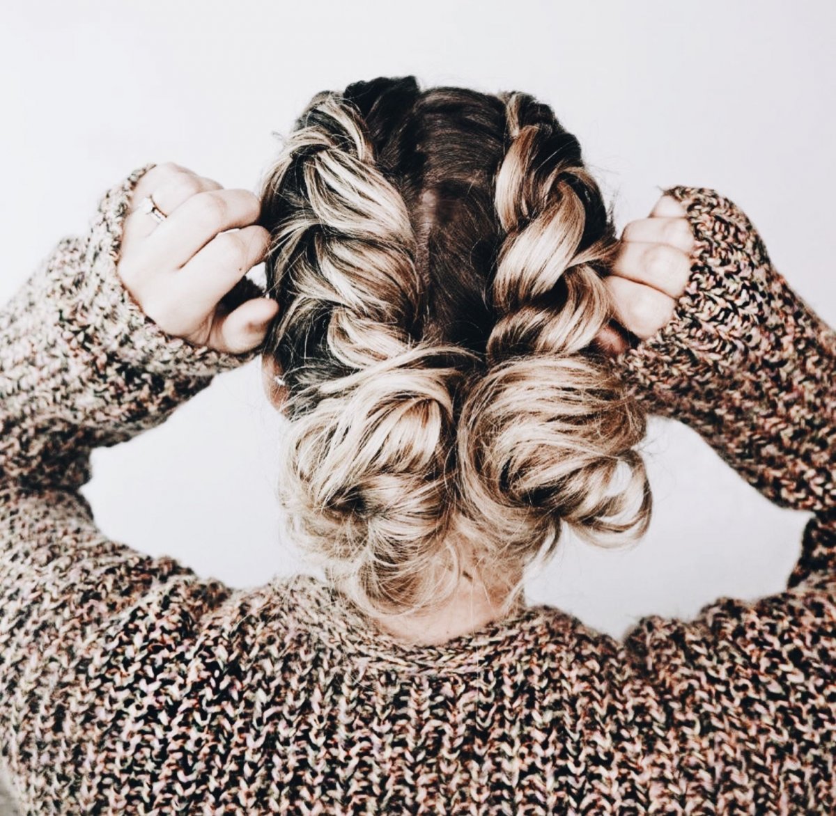 Прическа с двумя пучками