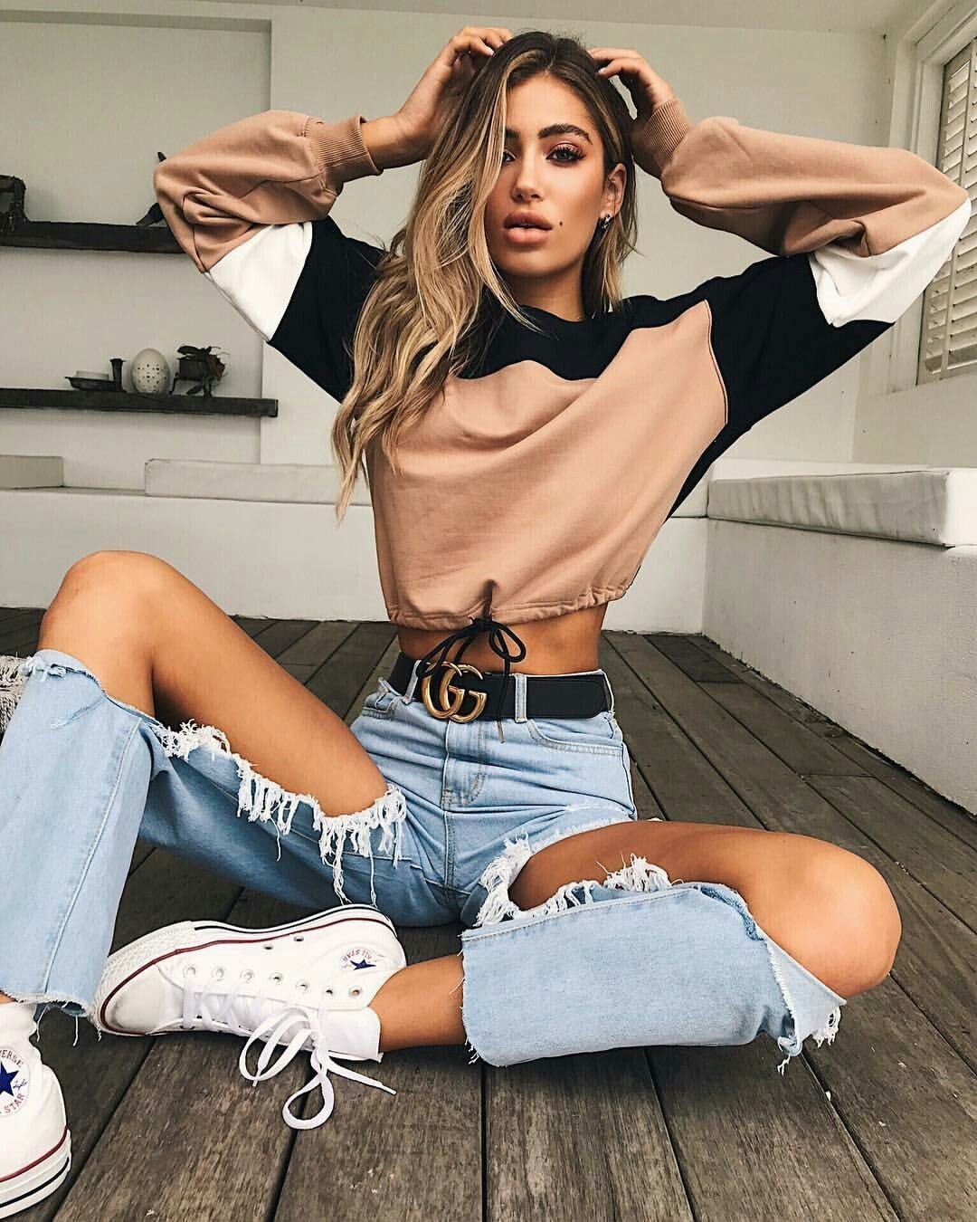 Девушка в толстовке и джинсах