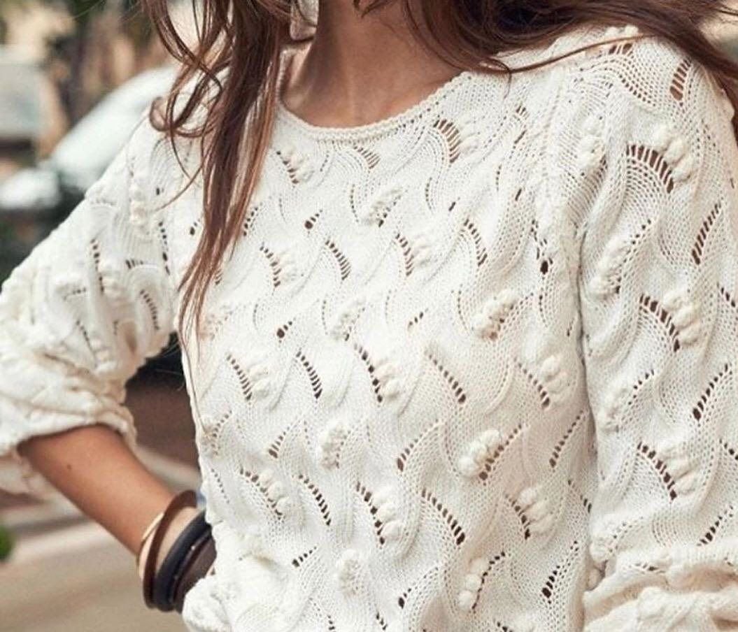 Белый вязаный свитер женский
