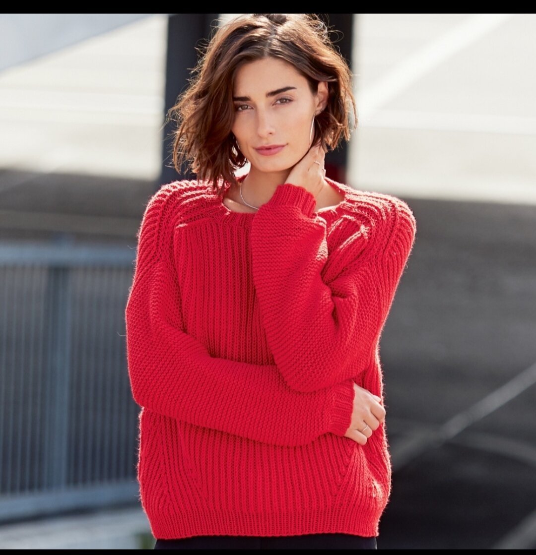 Красный свитер