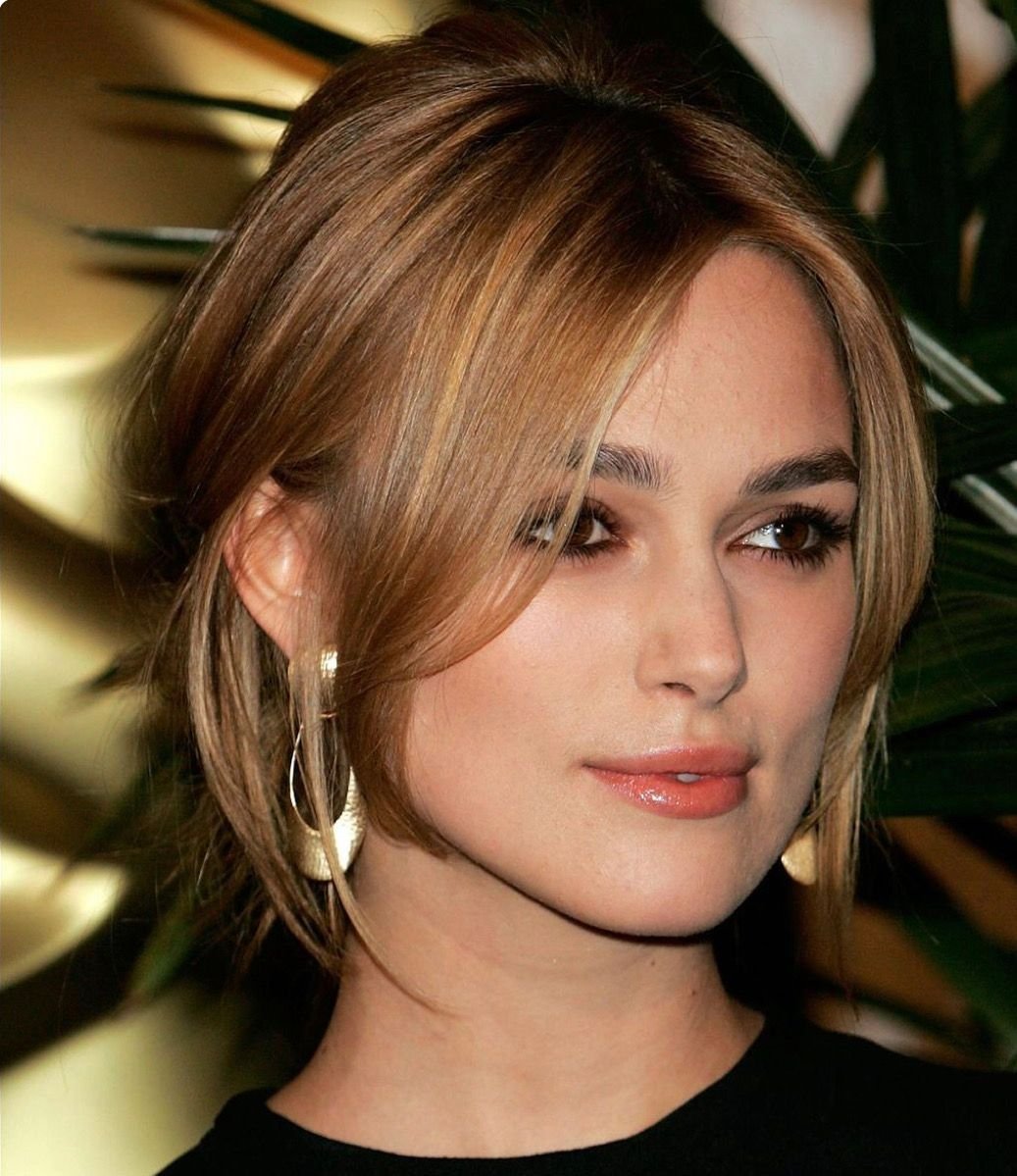 Рваная удлиненная челка на две стороны