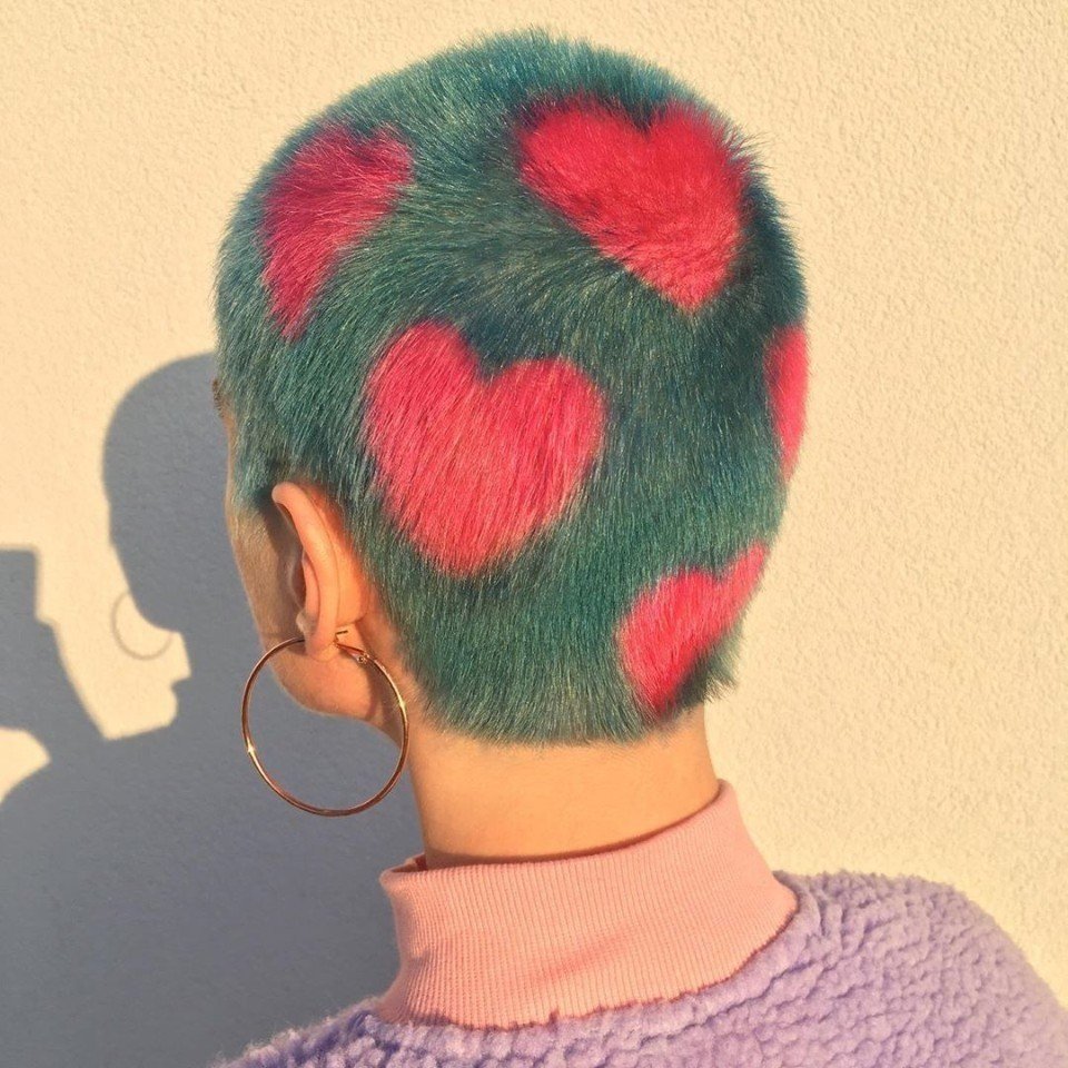 Узоры на коротких волосах краской