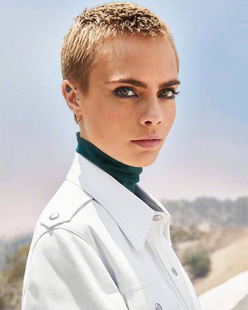 Кара Делевинь с короткой стрижкой