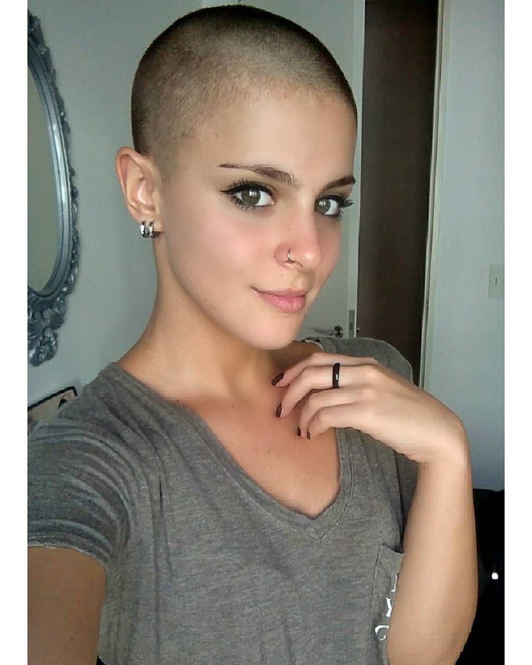 Певица постриглась налысо