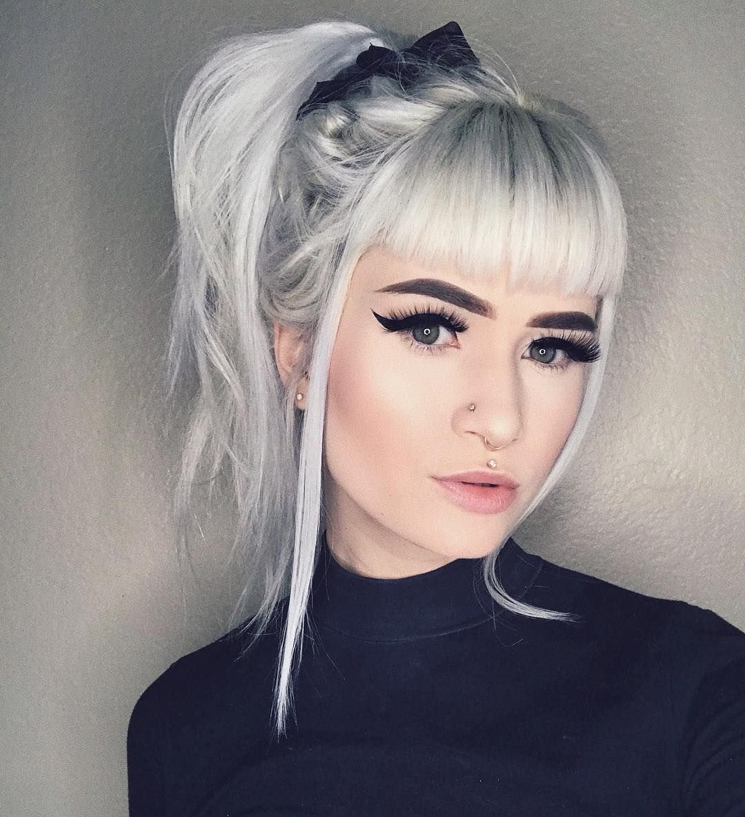 Черные волосы с пепельными прядями