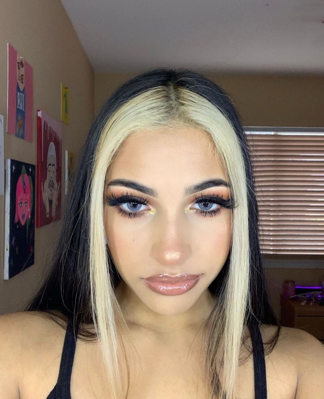 Короткая стрижка с яркими прядями