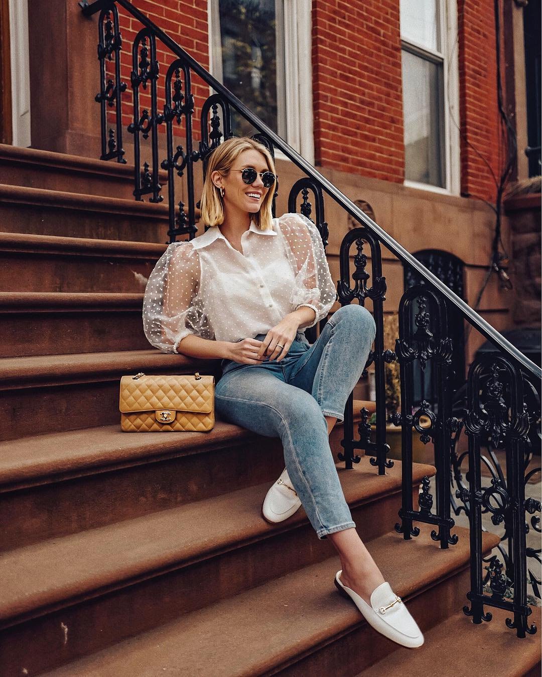 Платье с кроссовками