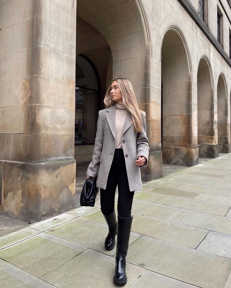 Бежевые брюки из экокожи