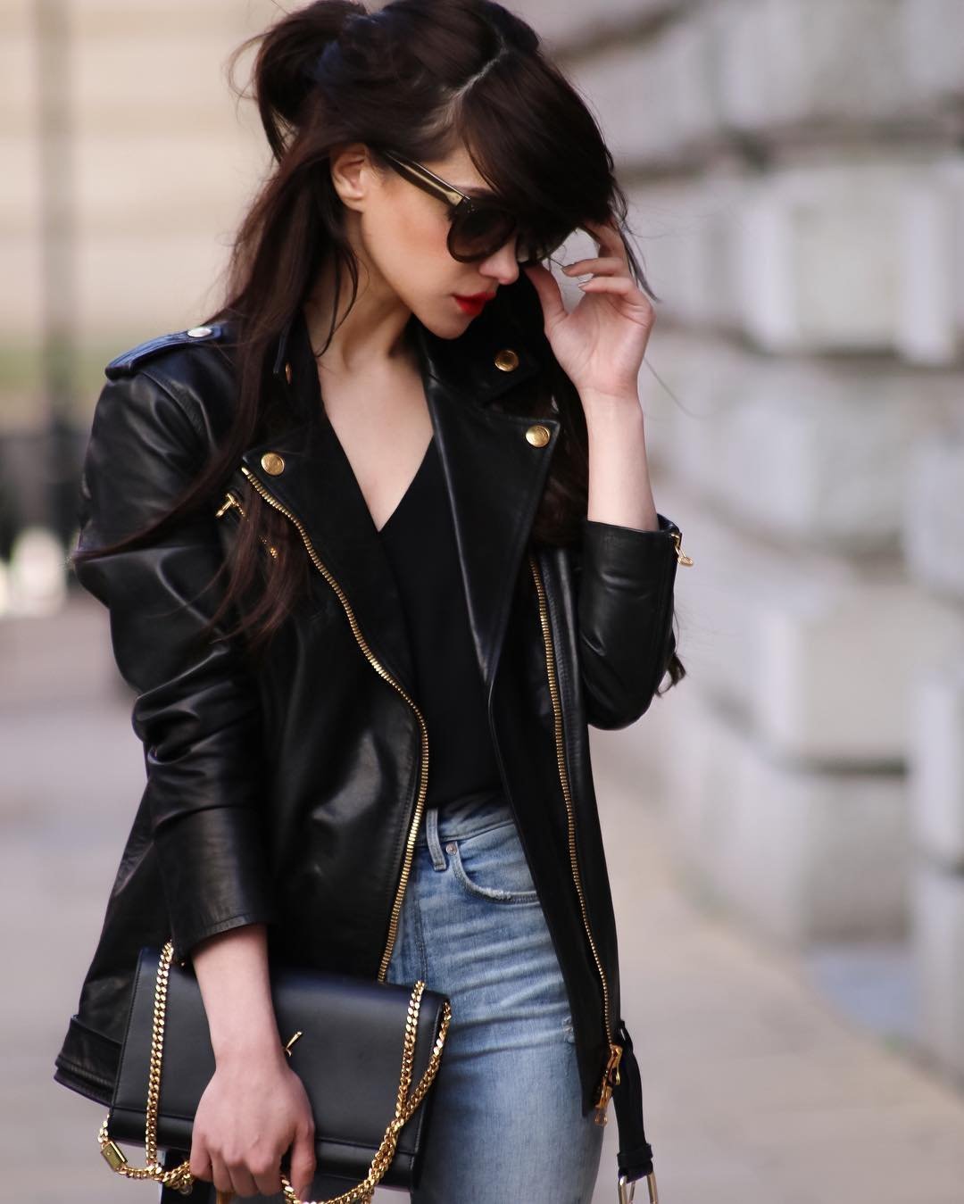 Девушка в Красном платье и кожаной куртке