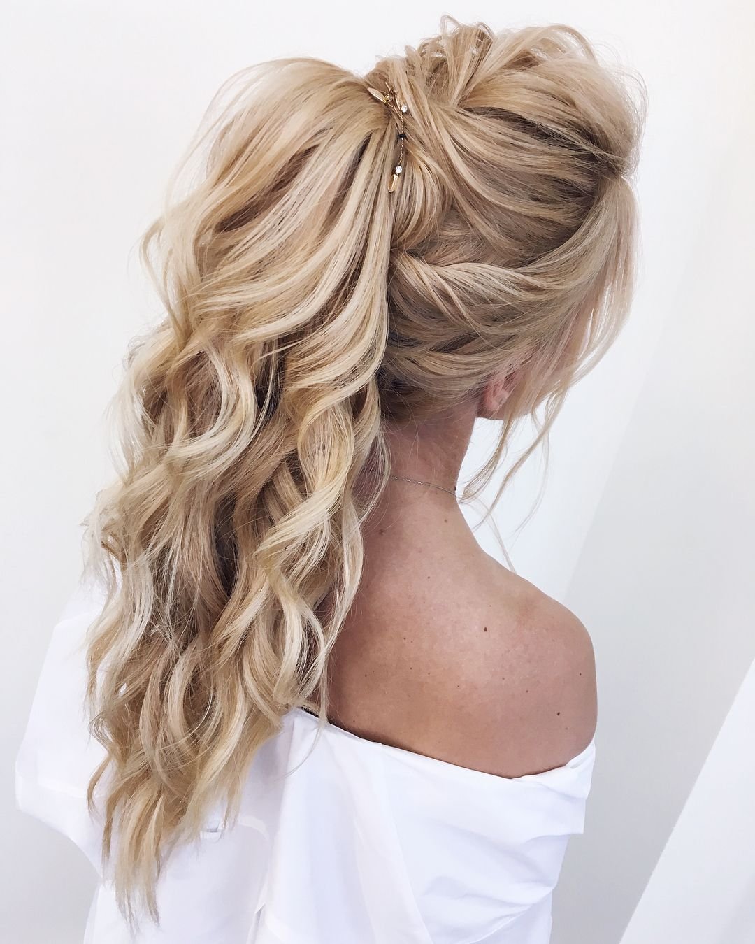 Вечерняя прическа на длинные волосы хвост