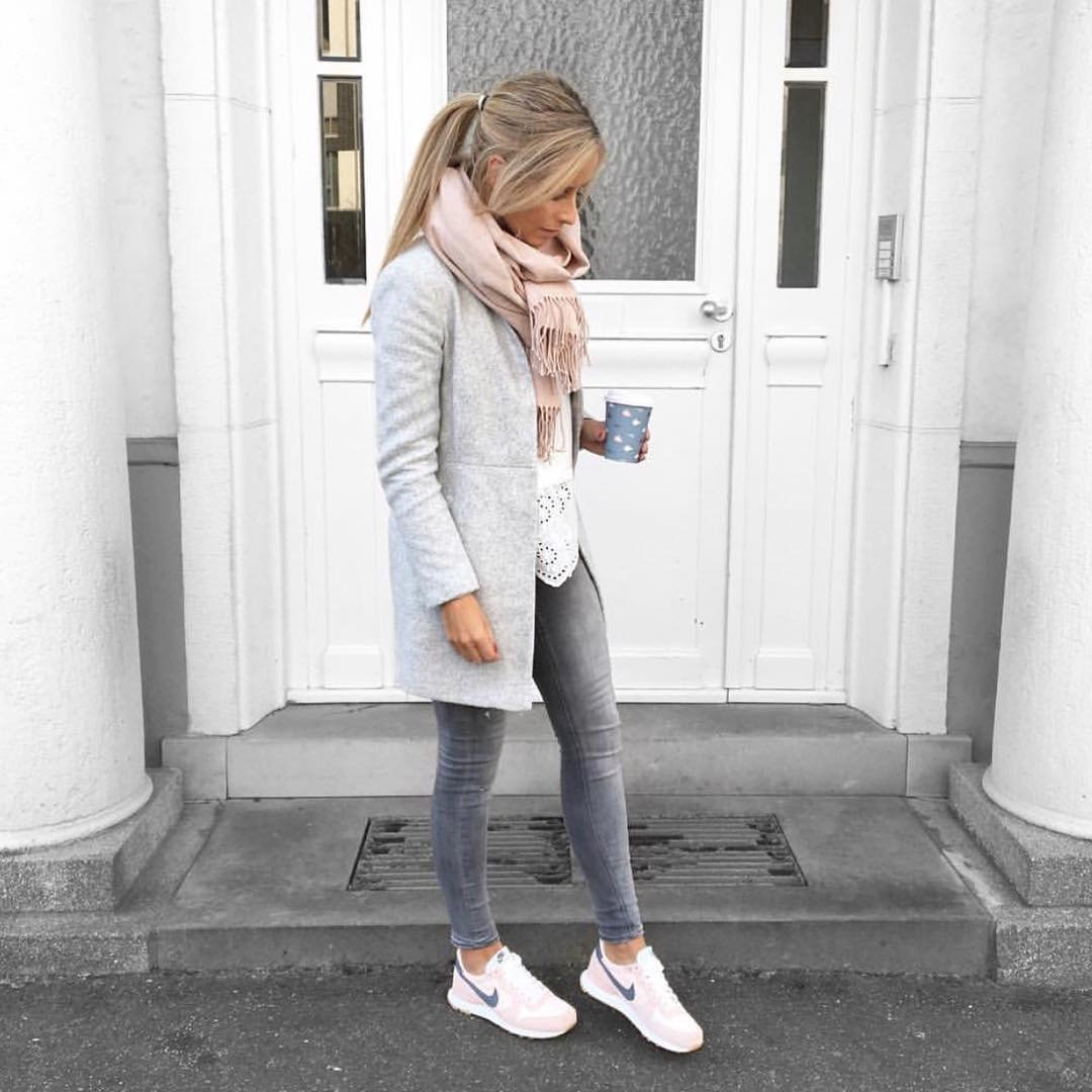 Лук толстовка и джинсы