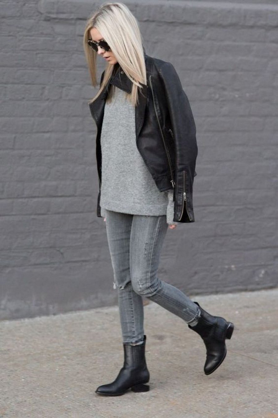 Женщина в рваных джинсах