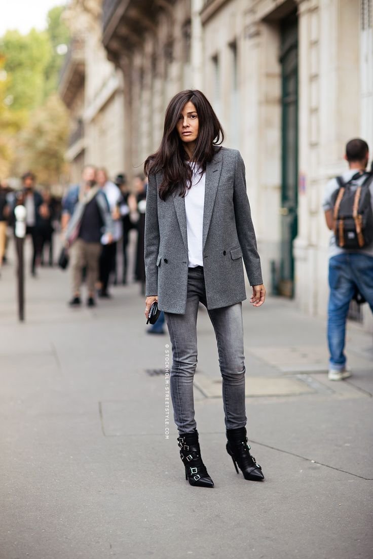 Пиджак с кроссовками