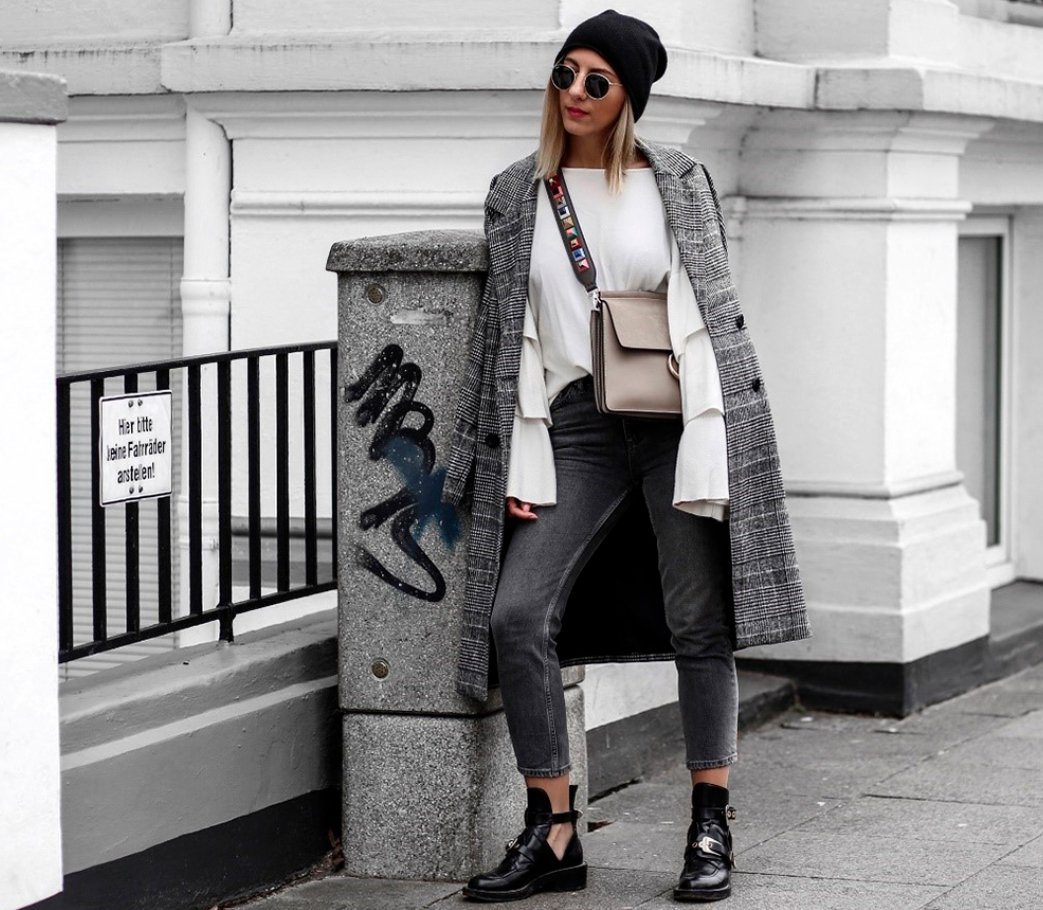 Образ с джинсами и ботинками черными