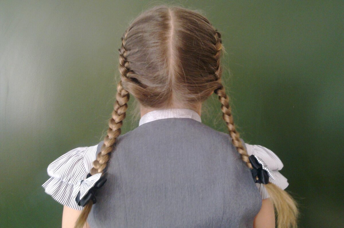 Современные прически школьниц