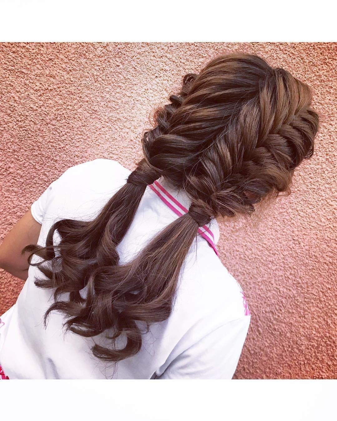 Причёски на средние волосыв школу