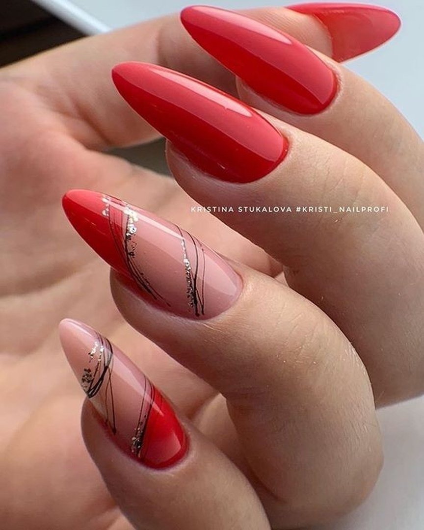 Красный френч на миндалевидных 2022
