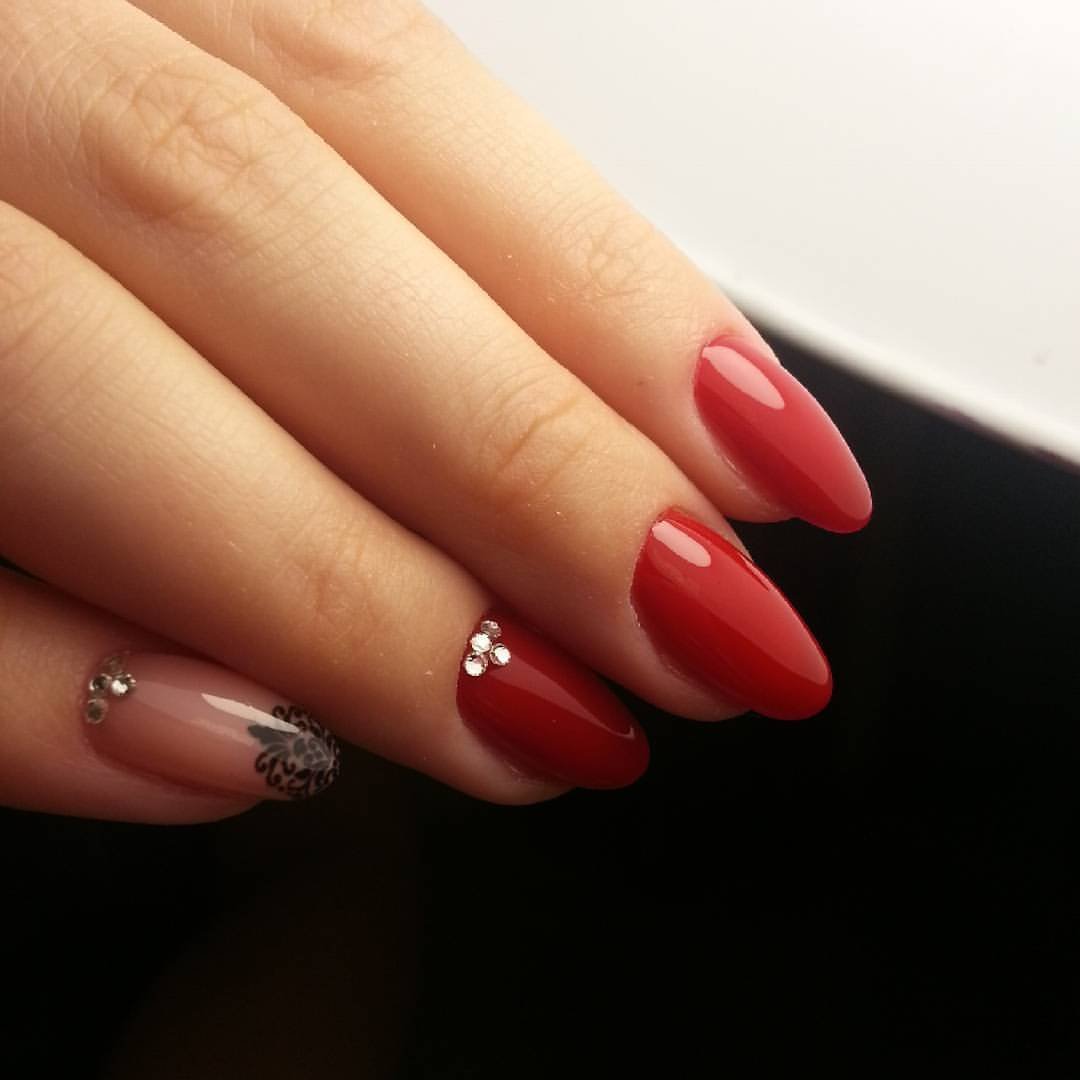 Наращивание ногтей красные