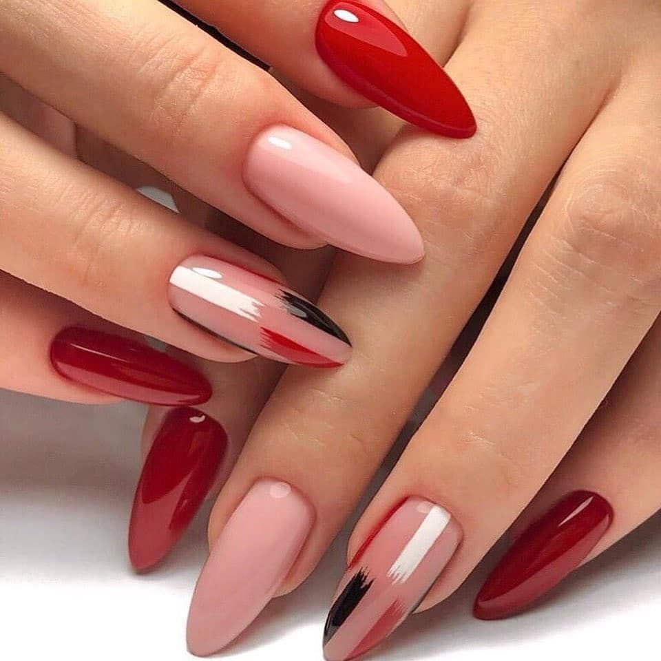 Красный маникюр на миндалевидных ногтях 2021