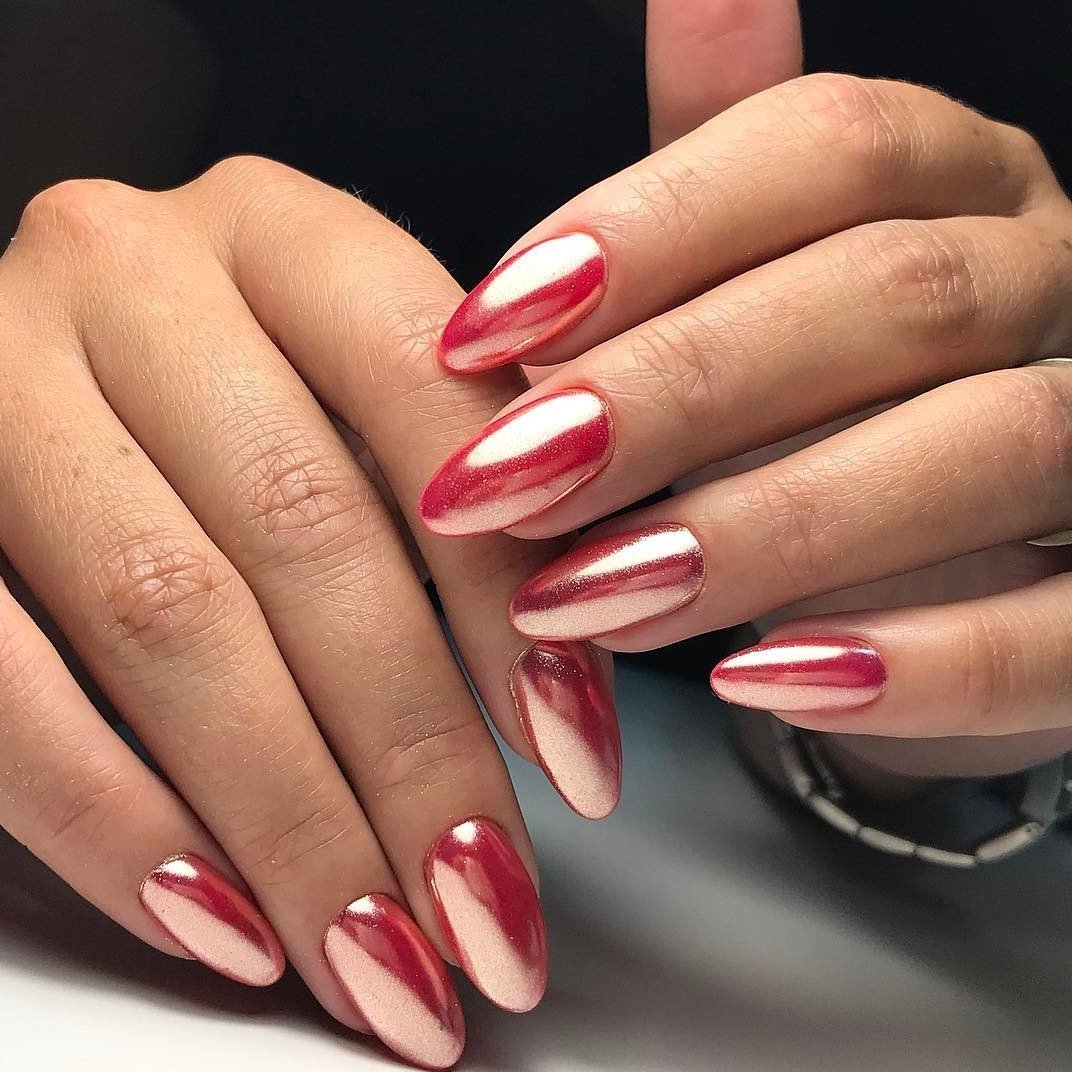 Красный маникюр на миндалевидных ногтях