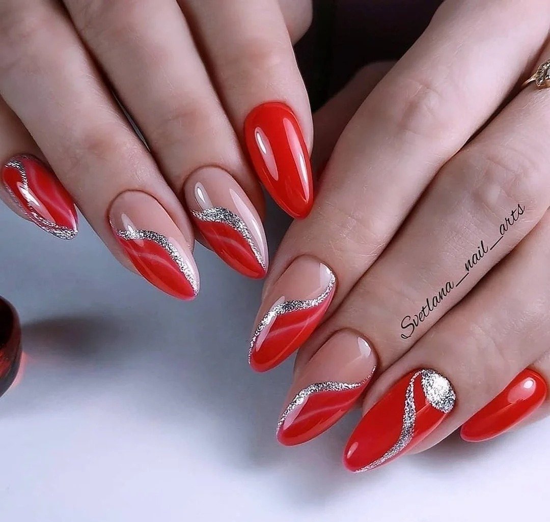 Чёрный френч на ногтях миндалевидной 2021