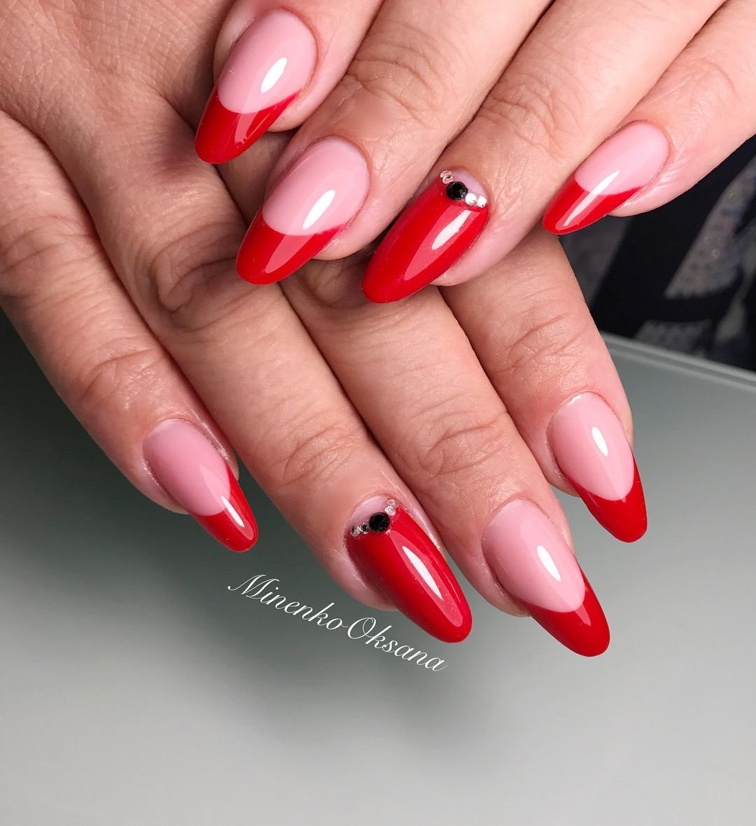 Красный френч на миндалевидных ногтях 2021