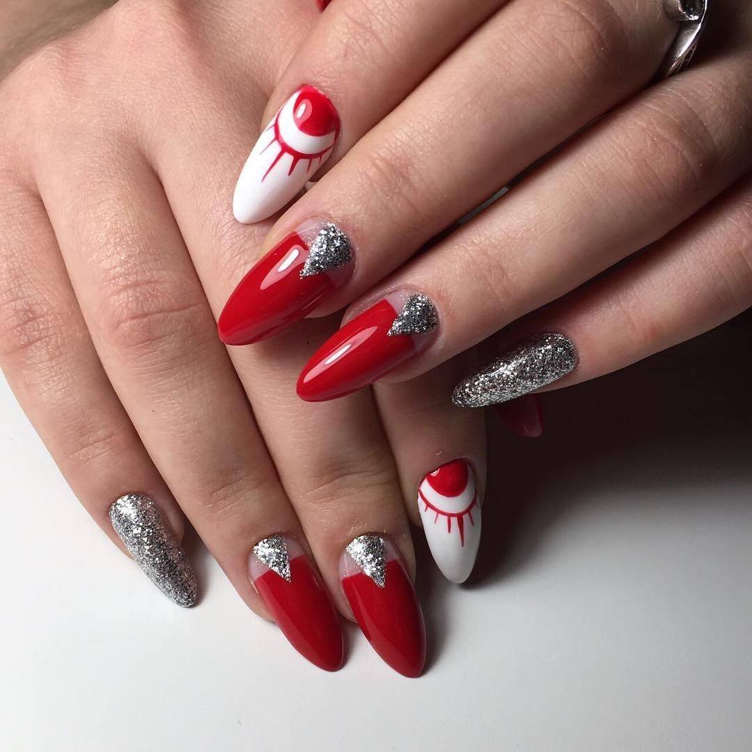 Красный френч на миндалевидных ногтях