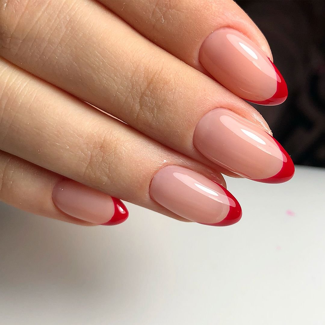Красный френч на ногтях миндалевидной формы