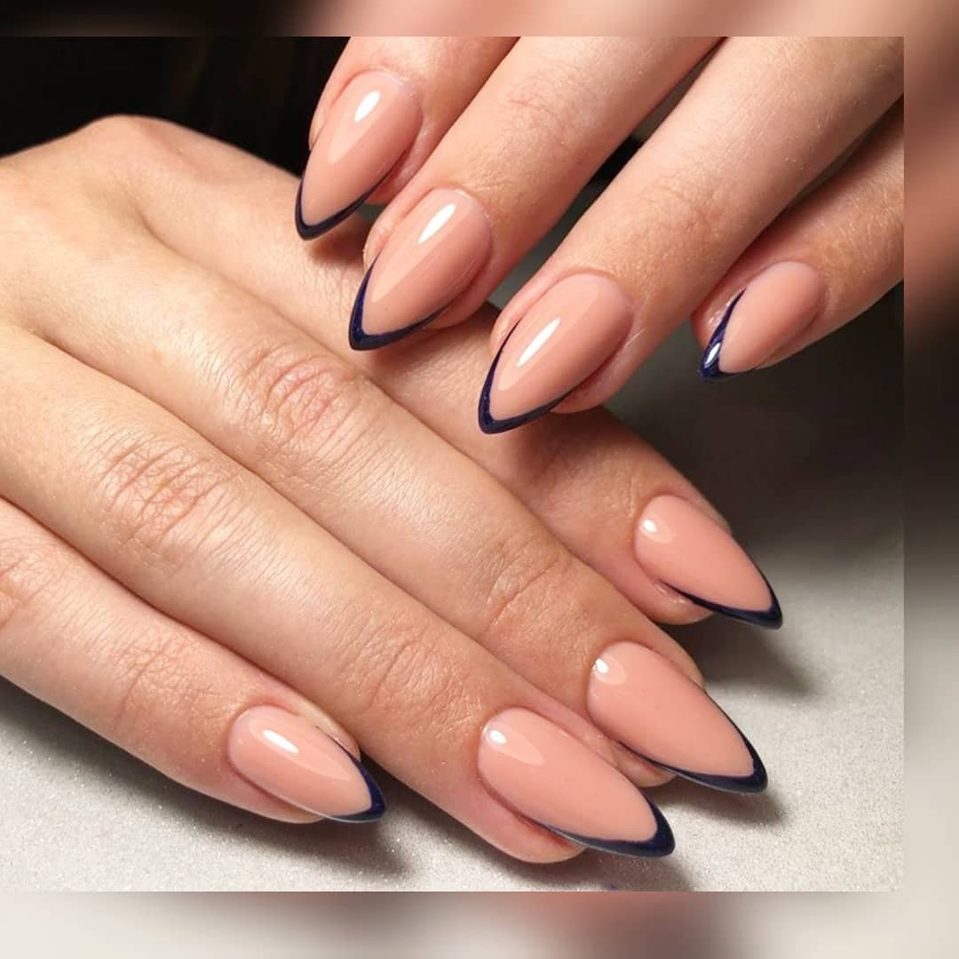 Красный френч на миндалевидных 2022