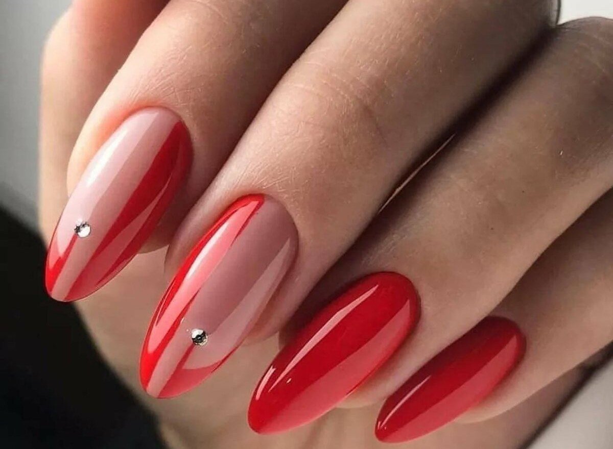 Красный френч с блестками миндаль