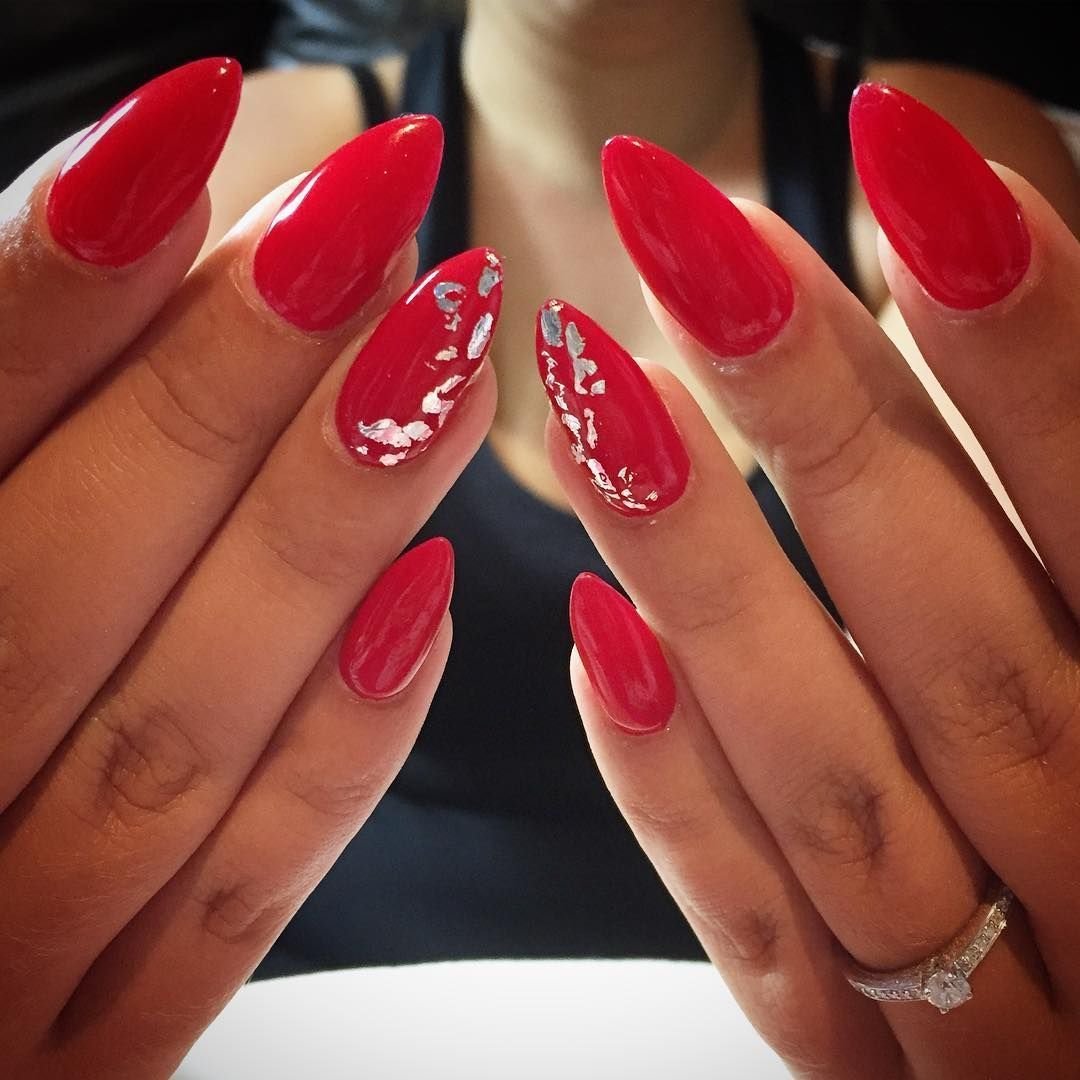Красный маникюр на миндалевидных ногтях 2022