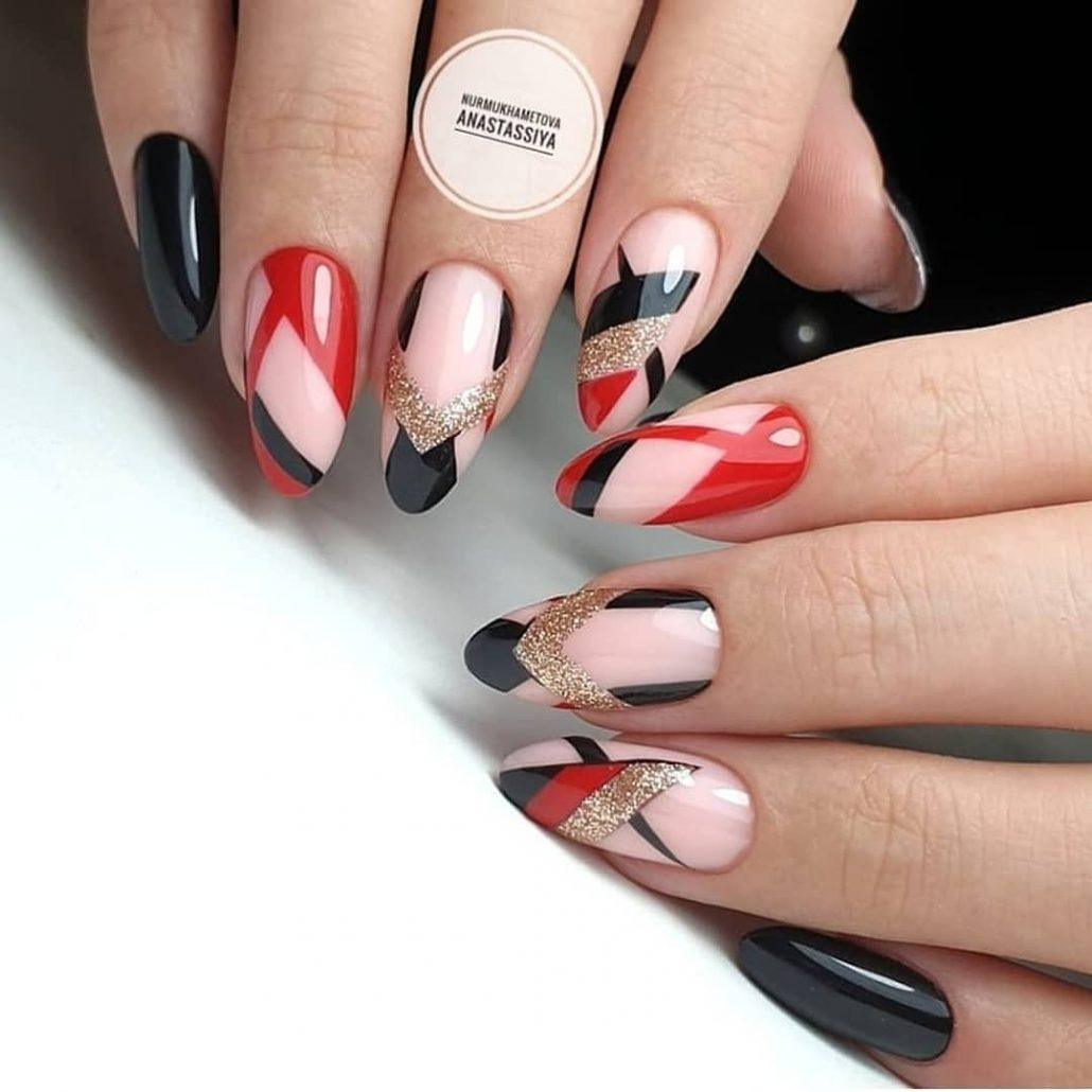 Красный френч на миндалевидных ногтях