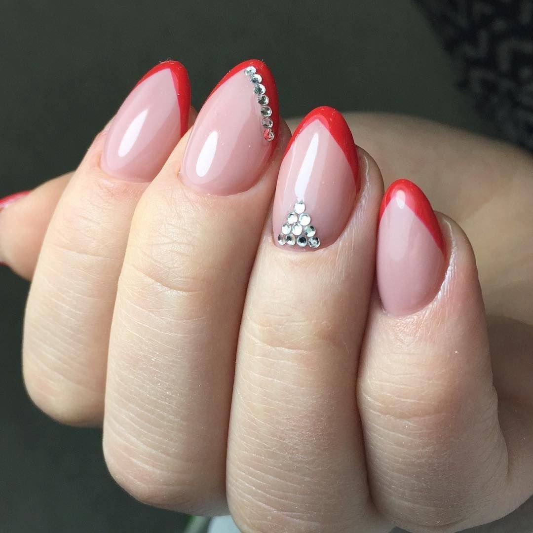 Красный френч на миндалевидных ногтях 2021