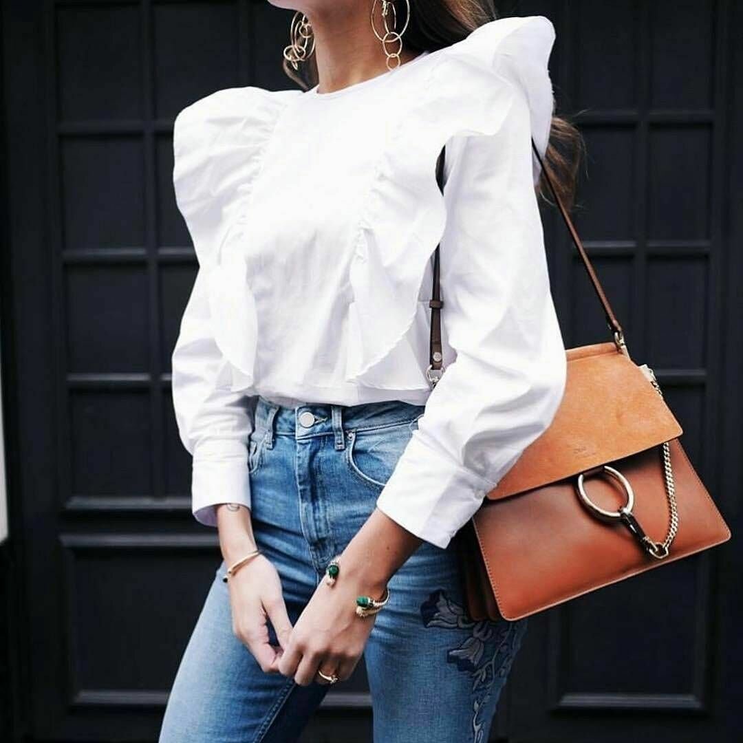 Белые джинсы с белой блузкой