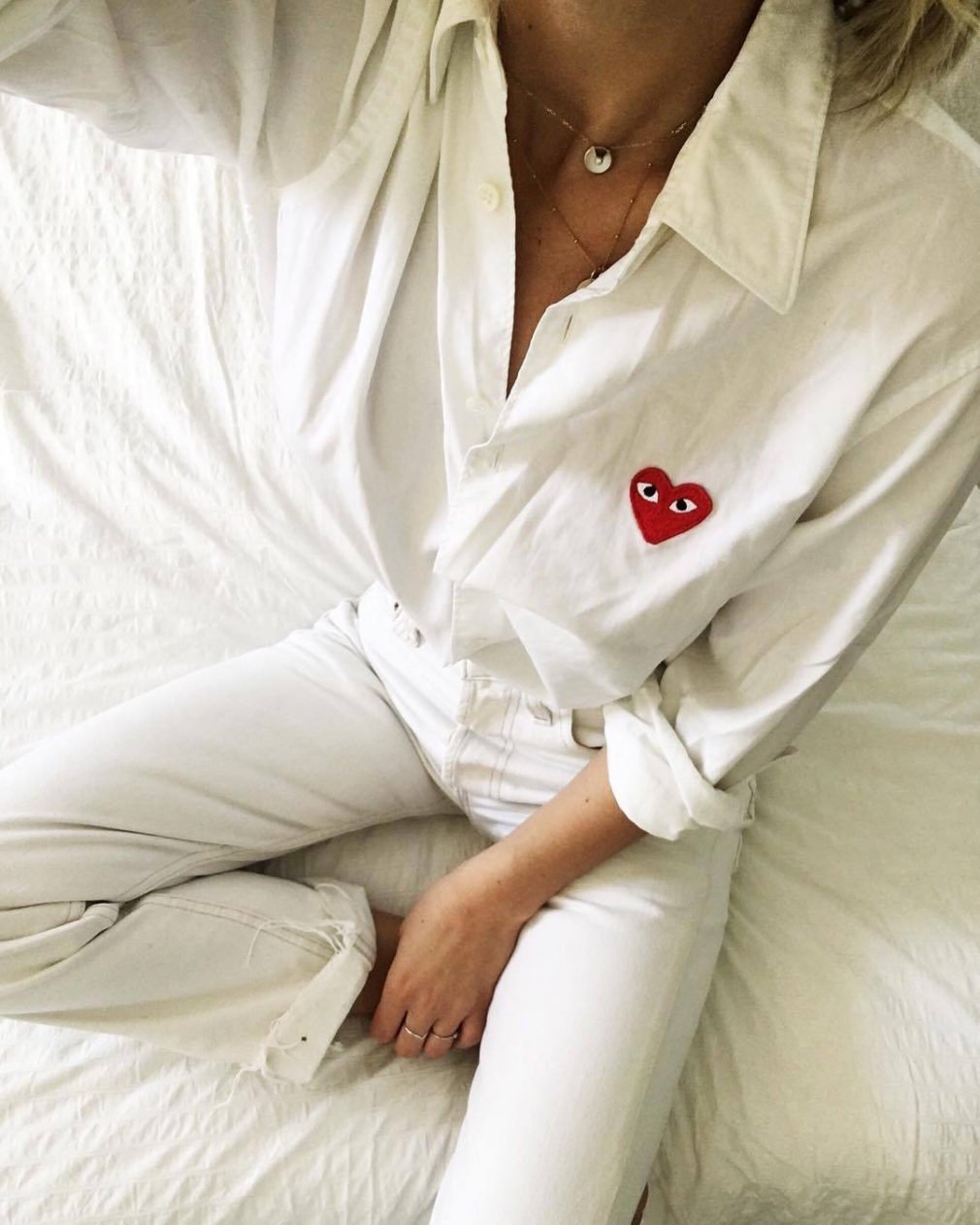 Фотосессия в белой рубахе с цветами