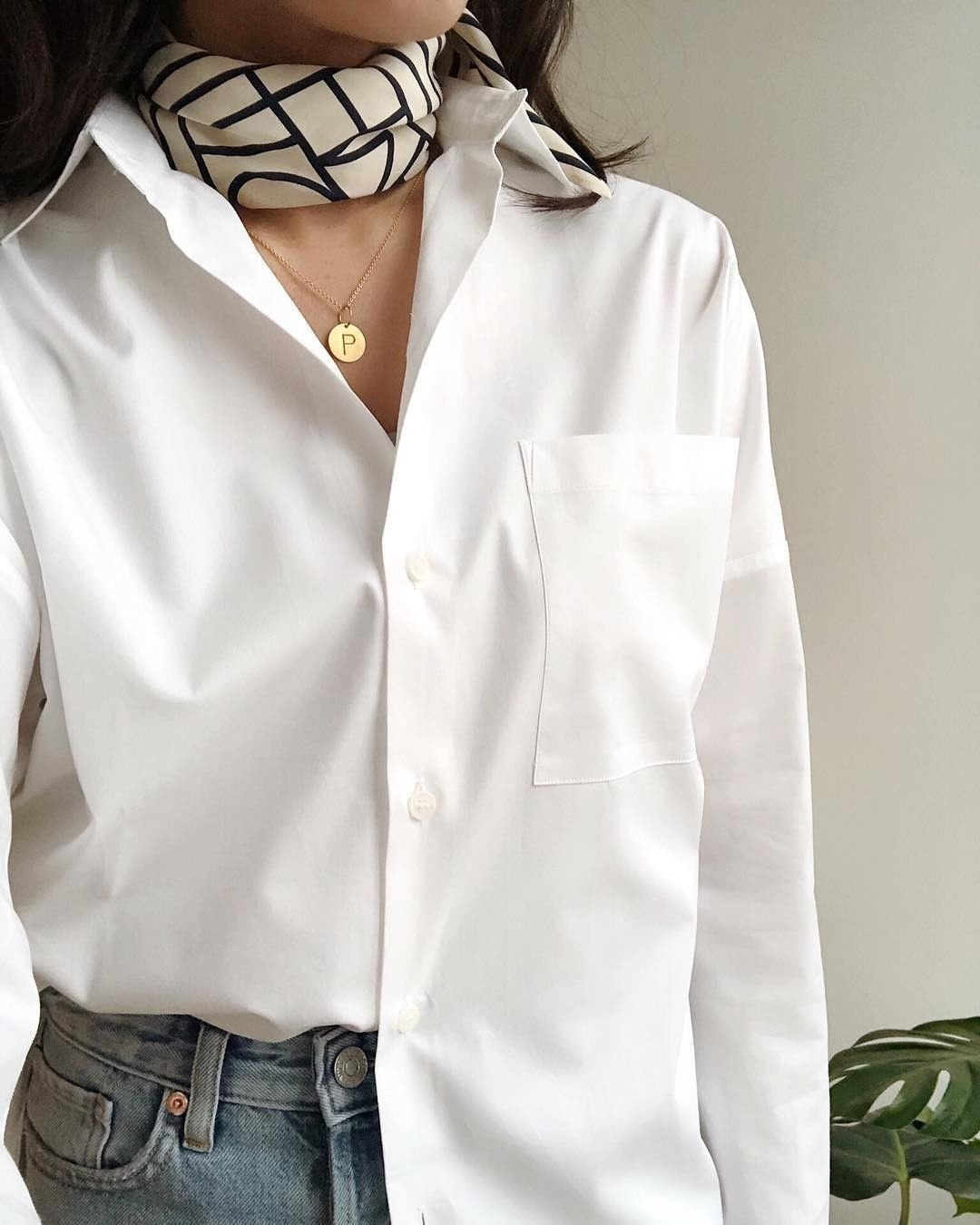 Белая рубашка с платком на пуговицах