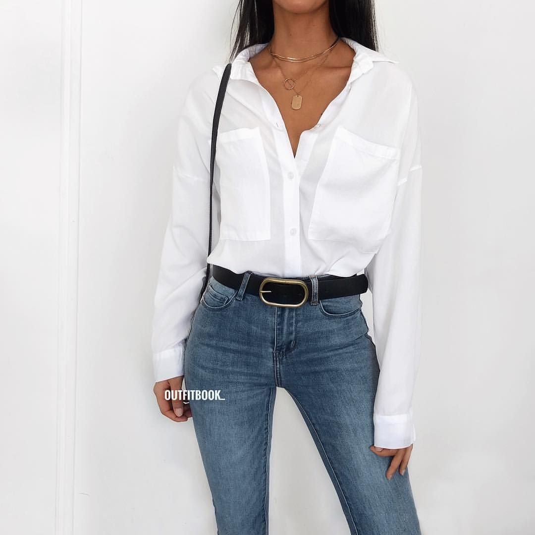 Белая блузка с черным лифчиком