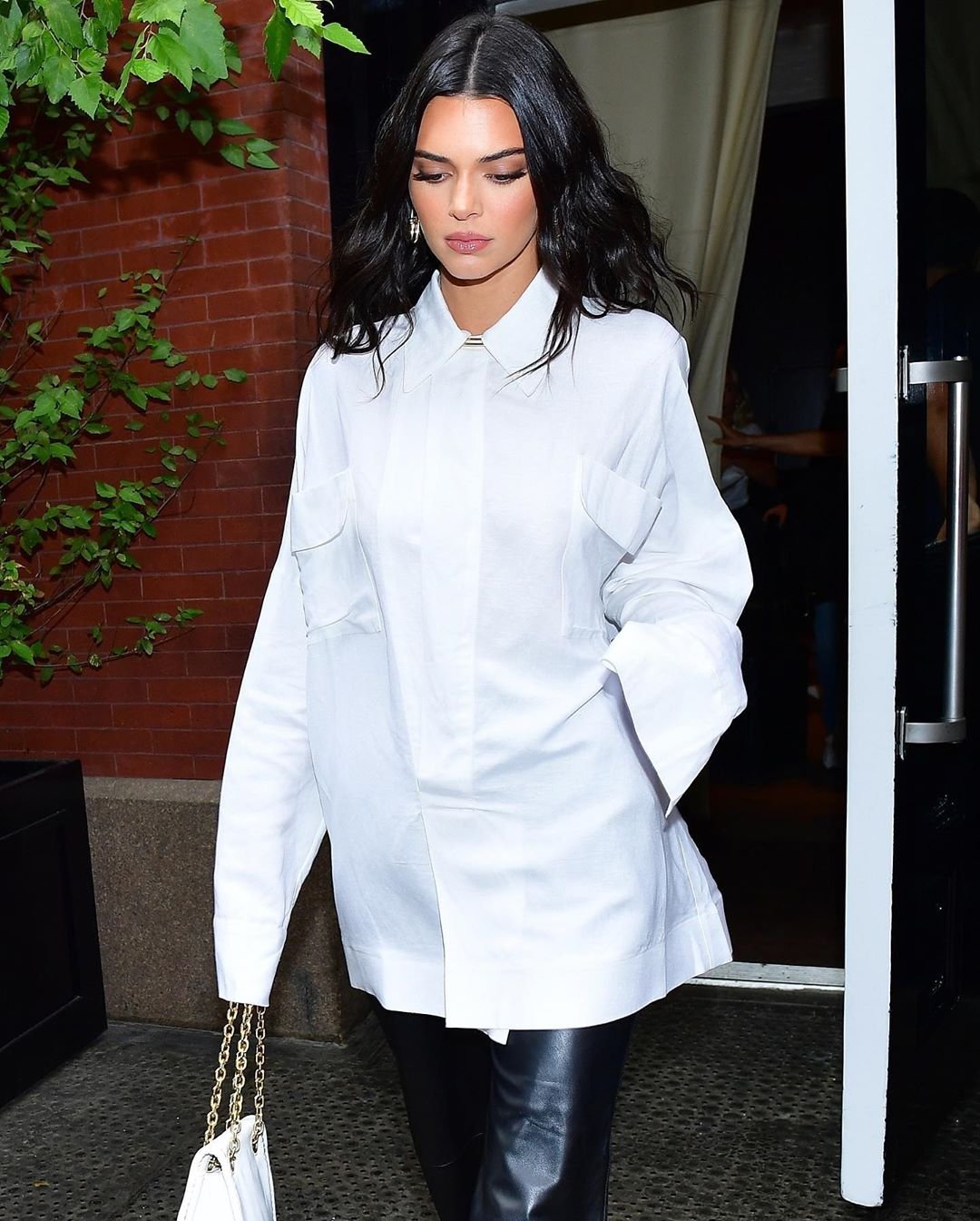 Украшения к белой рубашке