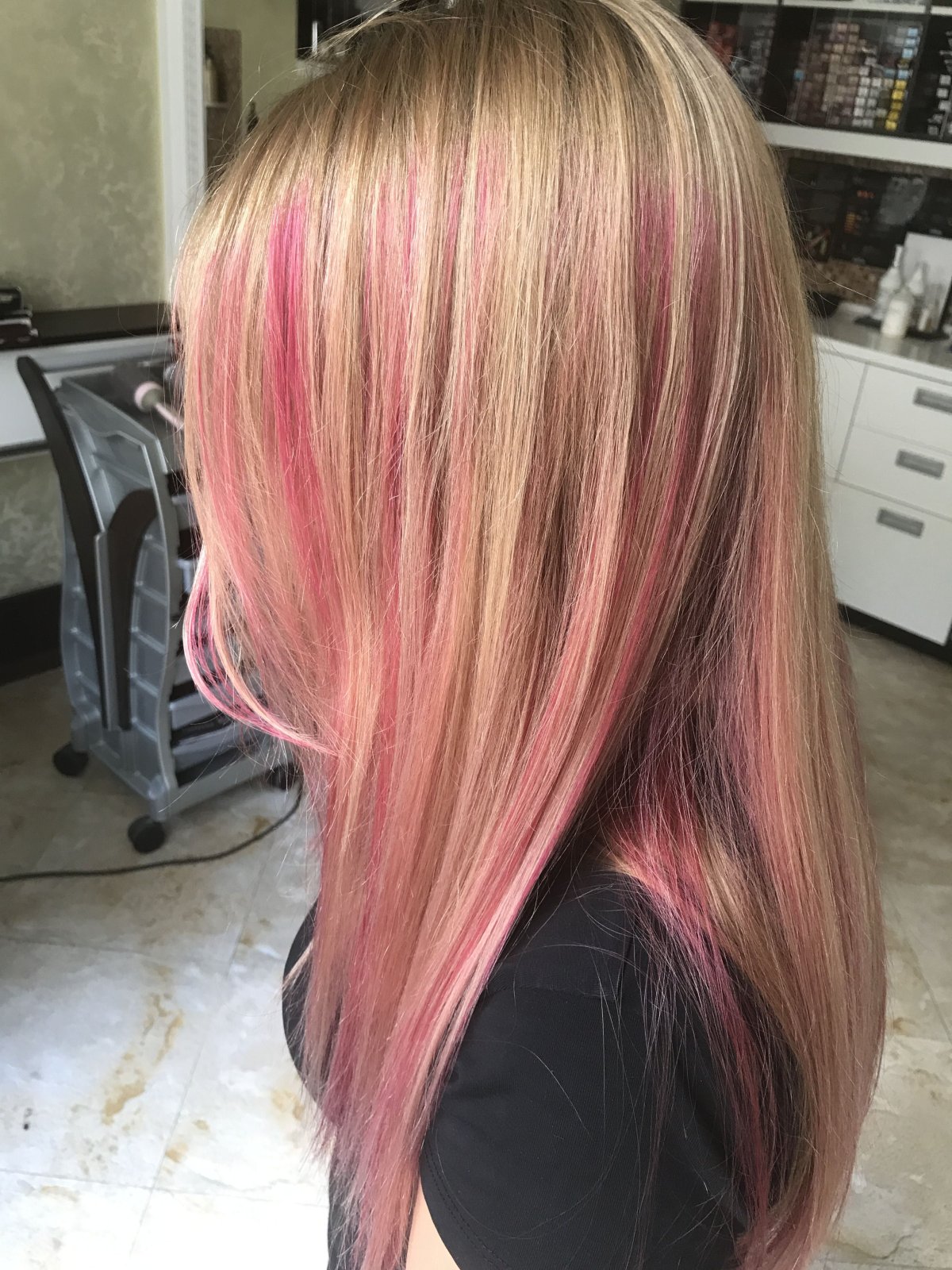 Колорирование розовым цветом на светлые волосы